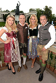 Stefan Mross mit Freundin Anna-Carina Woitschack / Sandra Abt mit Mann Christian bei der Alpenherz Wiesn im Festzelt Kaer Wiesn-Sch&auml;nke am 19. September 2017 &copy;Schneider-Press/W.Breiteneicher)